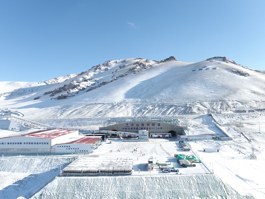 天山胜利隧道.jpg