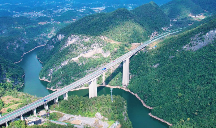 2.湖北沪蓉西高速公路.jpg