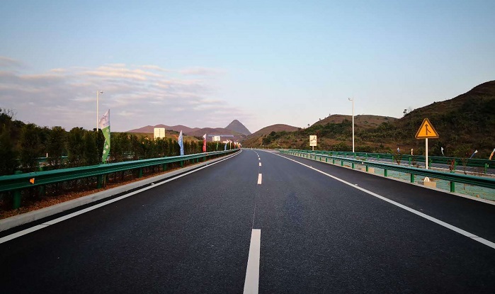 3.贵州荔榕高速公路.jpg